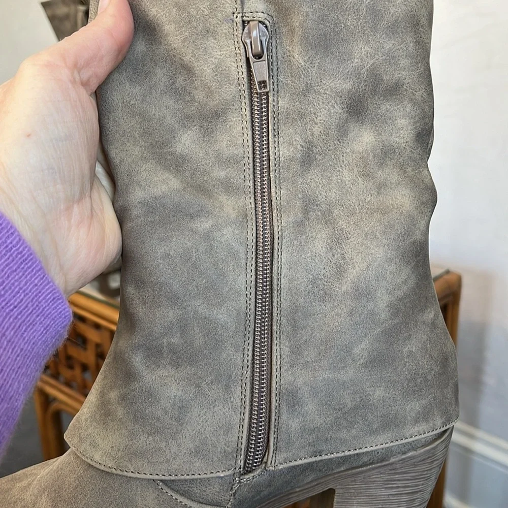 Mukluks Tan & Dark Brown Faux leather Boots w/side zipper & knit detail Size 8 - Picture 16 of 17